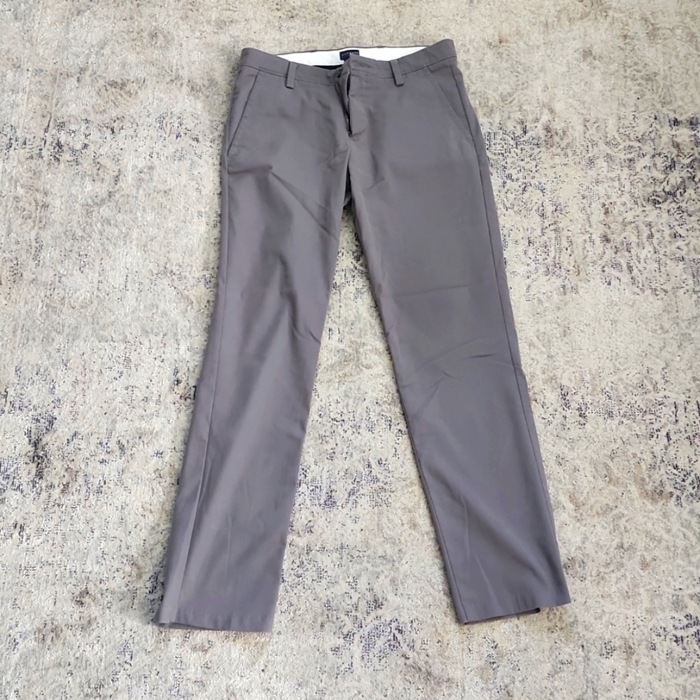 Dockers 31x32 slim tapered fit. Gray chinos that are very soft.